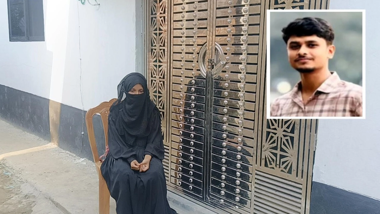 মতলব উত্তরের বড় দুর্গাপুরে প্রেমিকের বাড়ির গেটে বসে বিয়ের দাবিতে অনশনরত প্রেমিকা ফাতেমা আক্তার। ইনসেটে প্রেমিক সিয়াম।