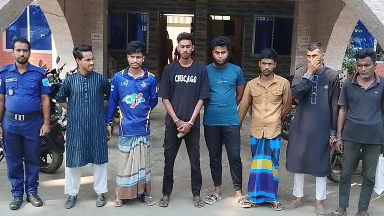 সমন্বয়ক পরিচয়দানকারীসহ গ্রেপ্তার ৮