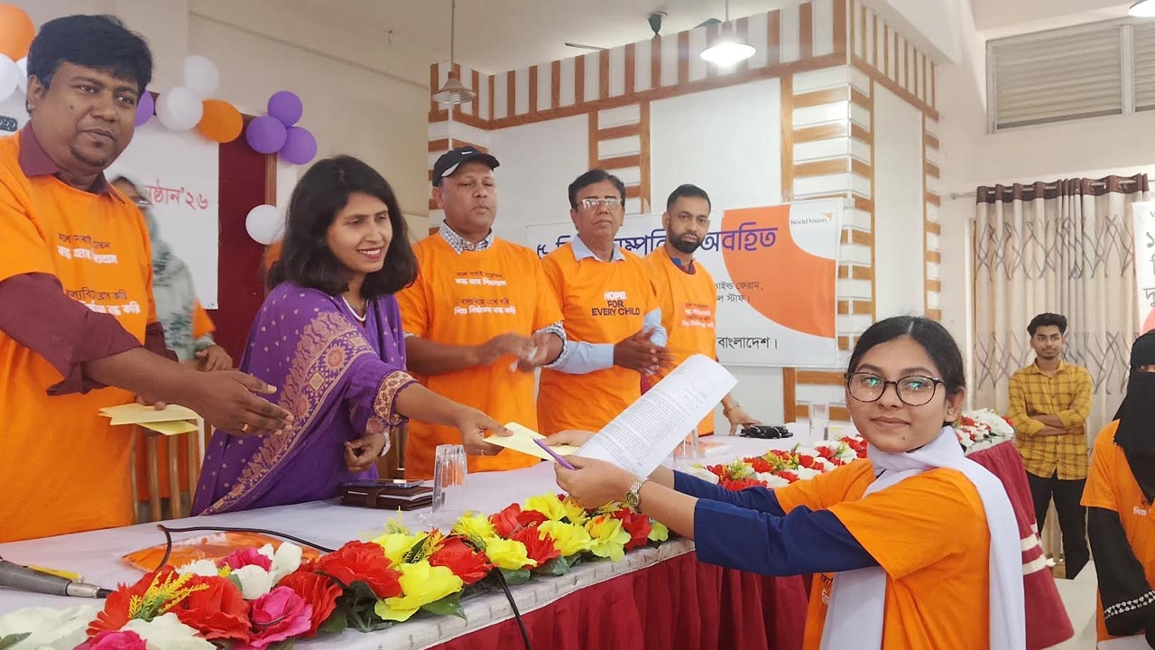 উপকারভোগী শিক্ষার্থীদের মাঝে নগদ অর্থ বিতরণ করা হয়।