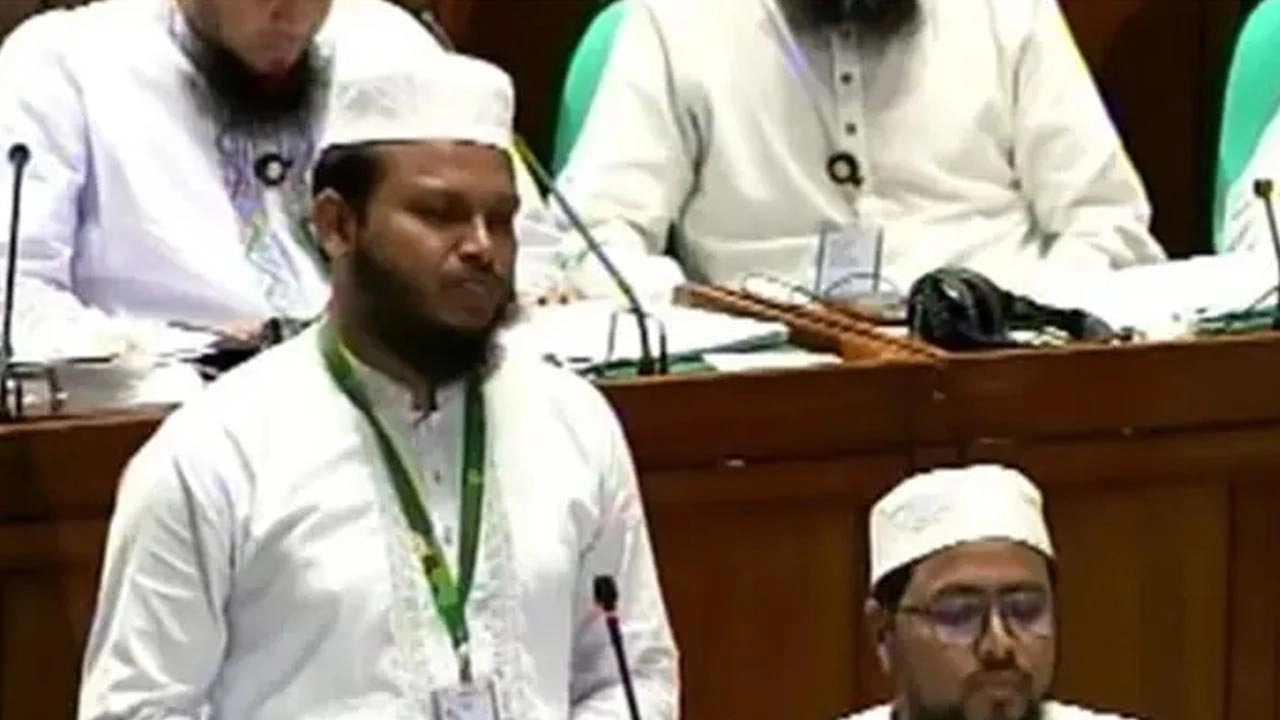 আটটি পাম্প ঘুরেও গাড়ির তেল পাননি এমপি, সংসদে এলেন লোকাল বাসে