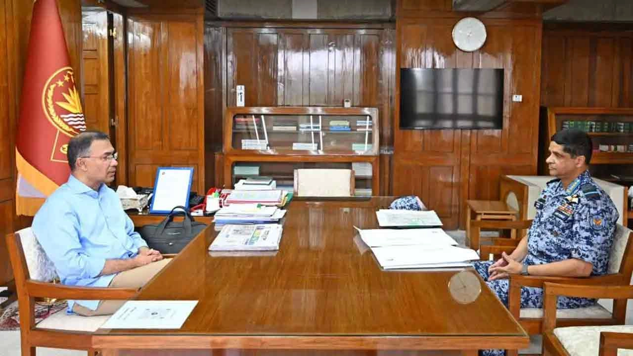 প্রধানমন্ত্রী তারেক রহমানের সঙ্গে সাক্ষাৎ করেছেন বিমান বাহিনী প্রধান এয়ার চিফ মার্শাল হাসান মাহমুদ খাঁন।