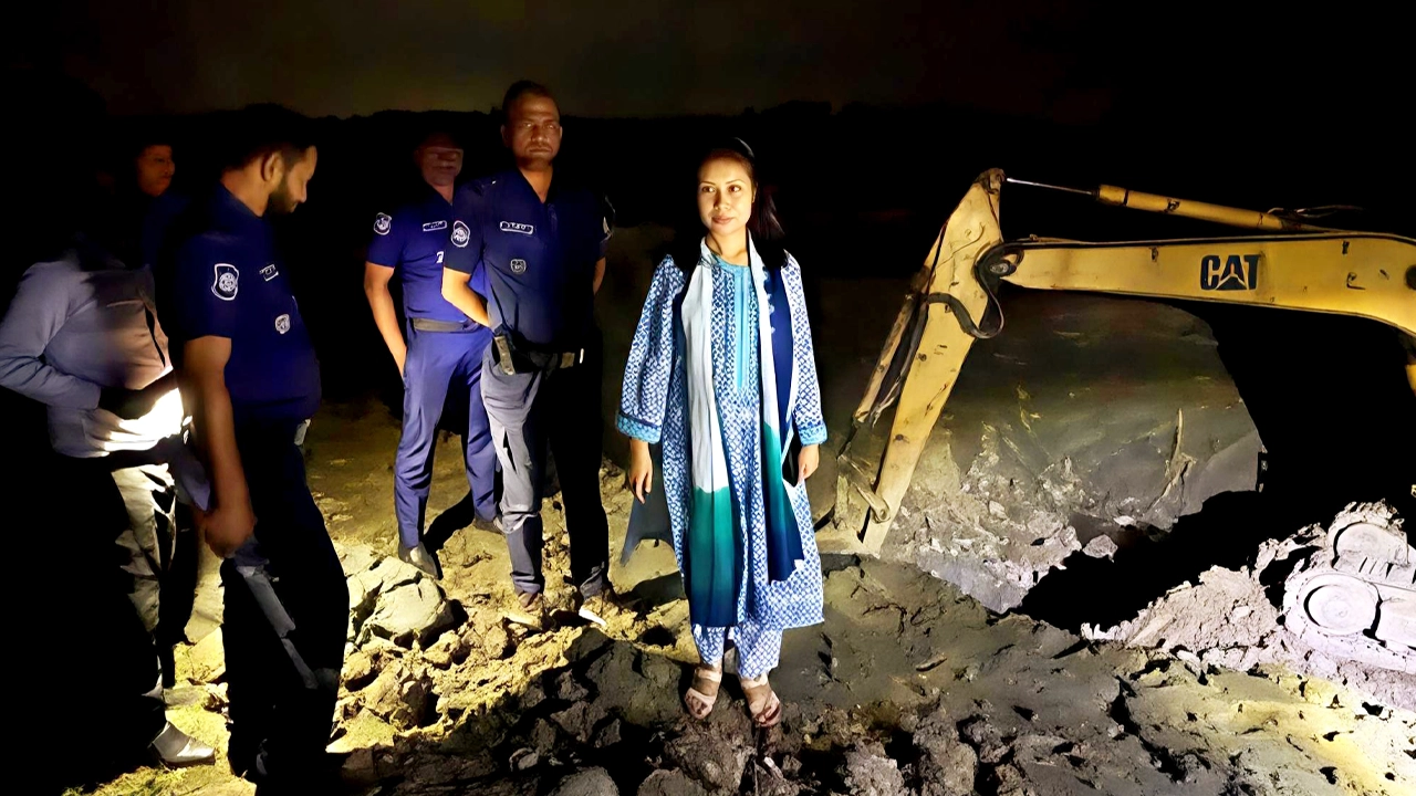 সদরপুর উপজেলা সহকারী কমিশনার (ভূমি) ও এক্সিকিউটিভ ম্যাজিস্ট্রেট রিফাত আনজুম পিয়ার নেতৃত্বে অভিযান