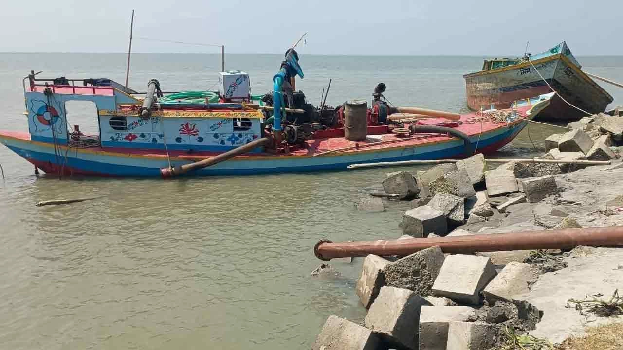 মেঘনা নদীতে ড্রেজার দিয়ে বালু কেটে নিয়ে যাওয়ায় হুমকির মুখে পড়েছে নদী তীররক্ষা বাঁধ। 