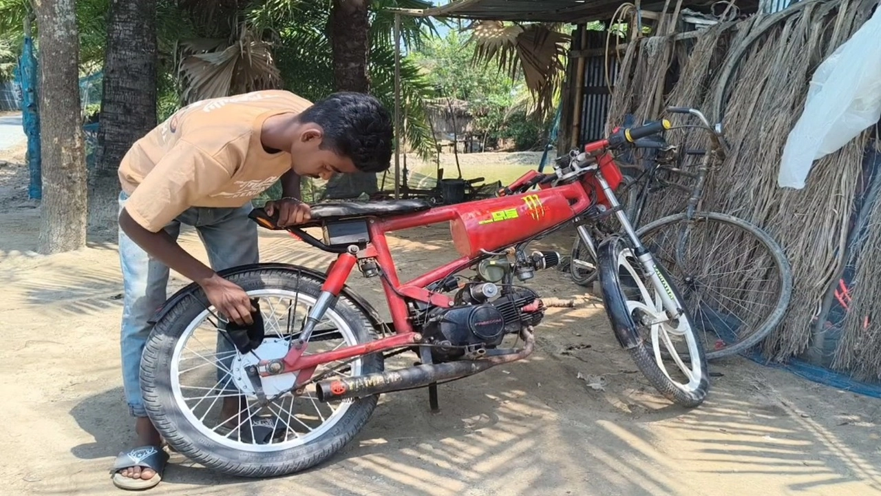 গ্রামের কিশোরের হাতে তৈরি মোটরসাইকেল