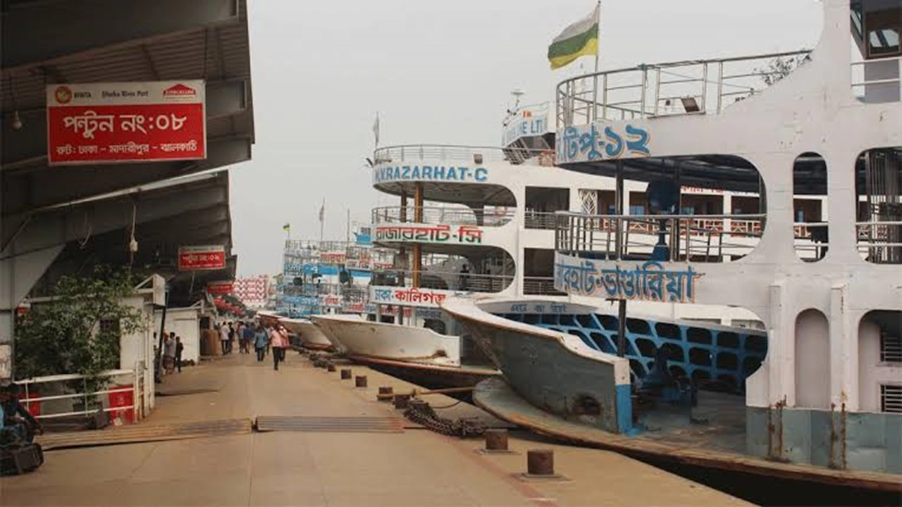 জ্বালানি সংকটেও নির্বিঘ্নে চলছে সদরঘাটের লঞ্চ 