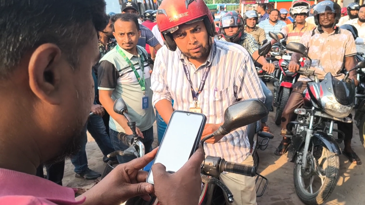 বাধ্যতামূলক লাইসেন্স-হেলমেট: অ্যাপে রেজিস্ট্রেশন ছাড়া মিলছে না জ্বালানি