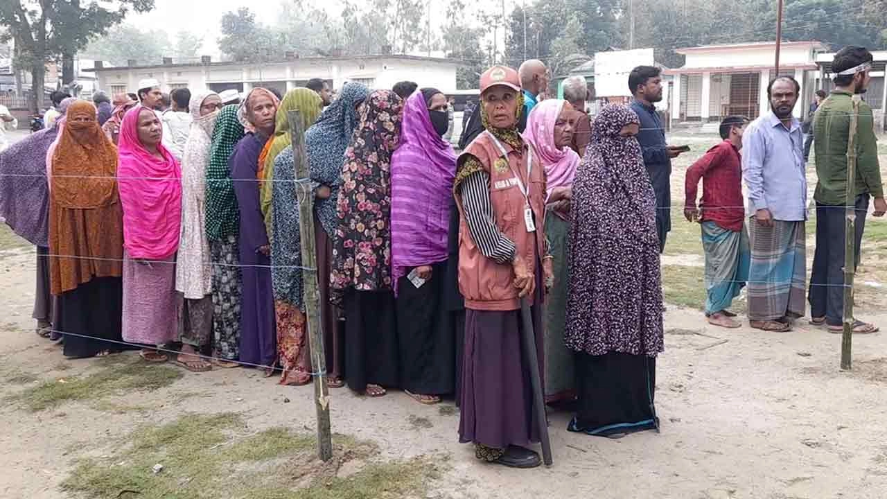 শেরপুরে ভোট দিতে ভোটারদের ব্যাপক উপস্থিতি