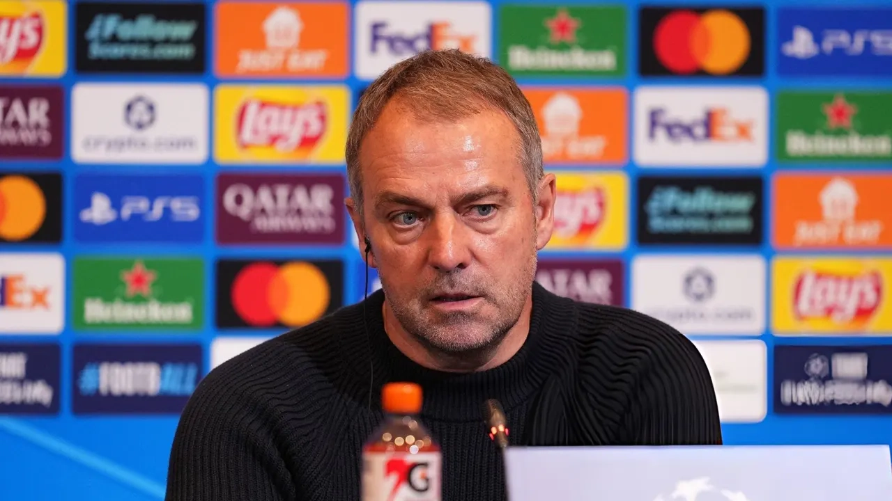 সংবাদ সম্মেলনে বার্সেলোনার কোচ হ্যান্সি ফ্লিক ।। ছবি: সংগৃহীত