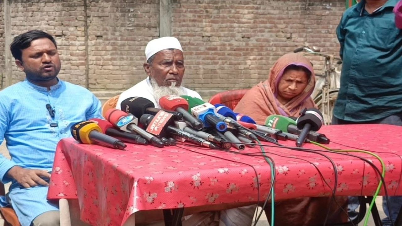 চব্বিশের জুলাই অভ্যুত্থানে নিহত শহিদ আবু সাঈদ বাবা-মা