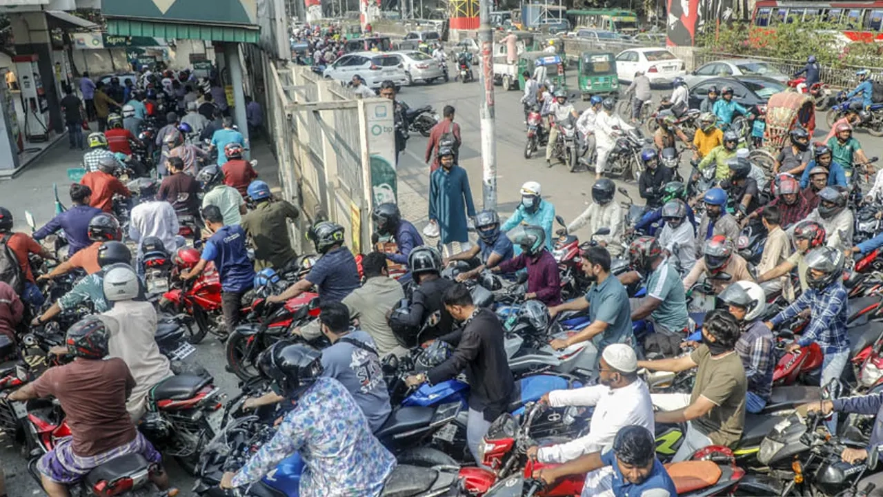 জ্বালানি তেল নিতে পেট্রল পাম্পে যানবাহনের ভীড়