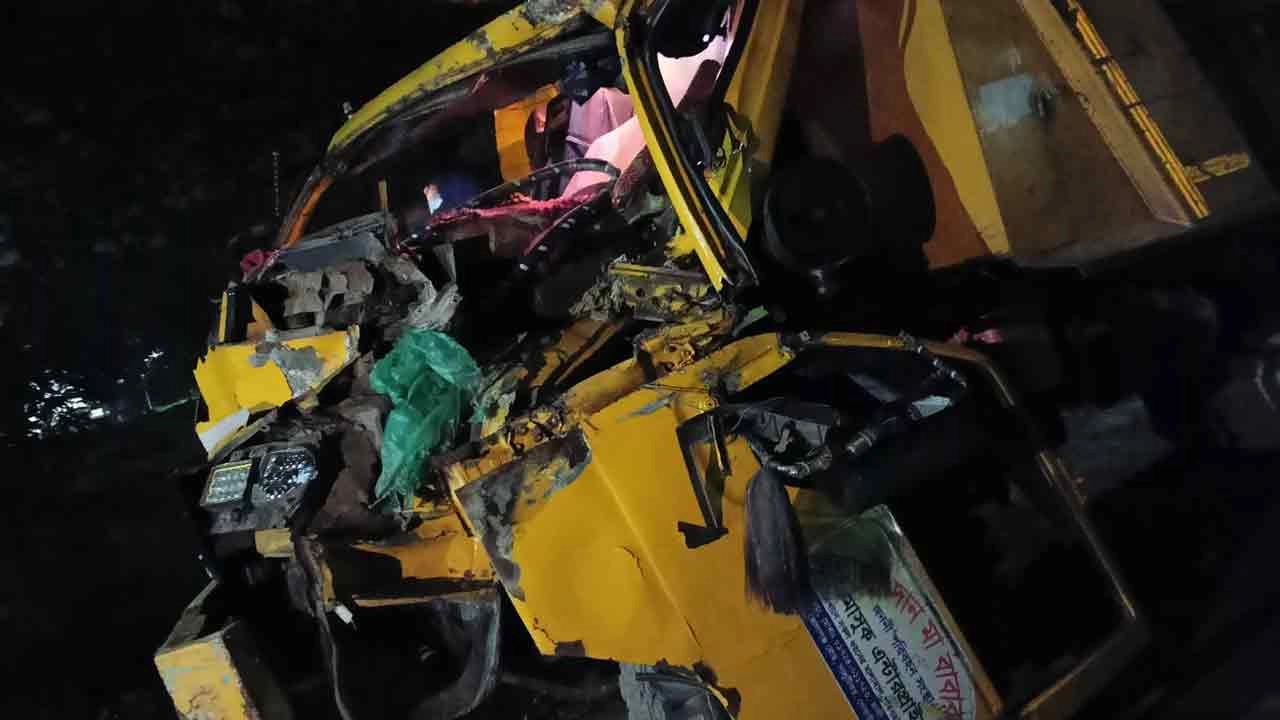 মালবাহী দুটি ট্রাকের সংঘর্ষ