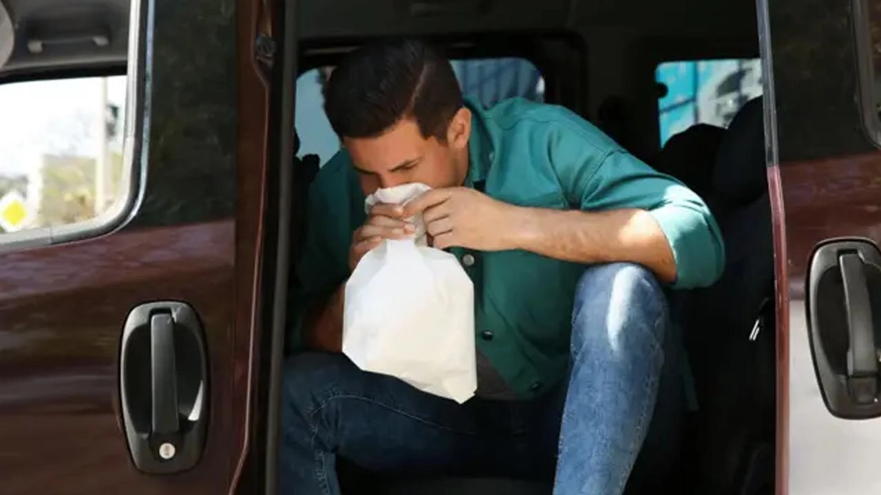 গাড়ির উল্টো দিকে বসলেই বমি? জেনে নিন কারণ ও প্রতিকার