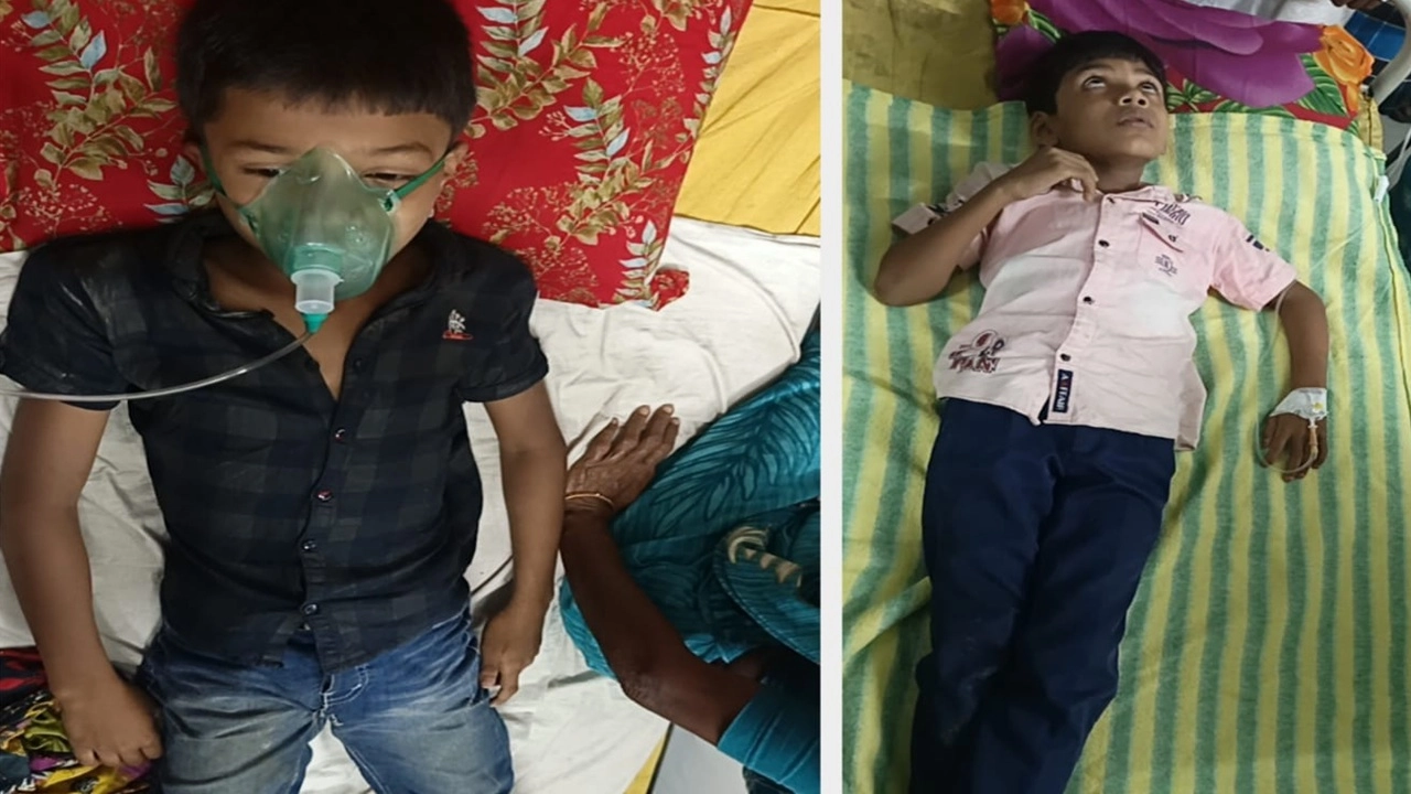 হাসপাতালে চিকিৎসাধীন আহত দুই শিশু