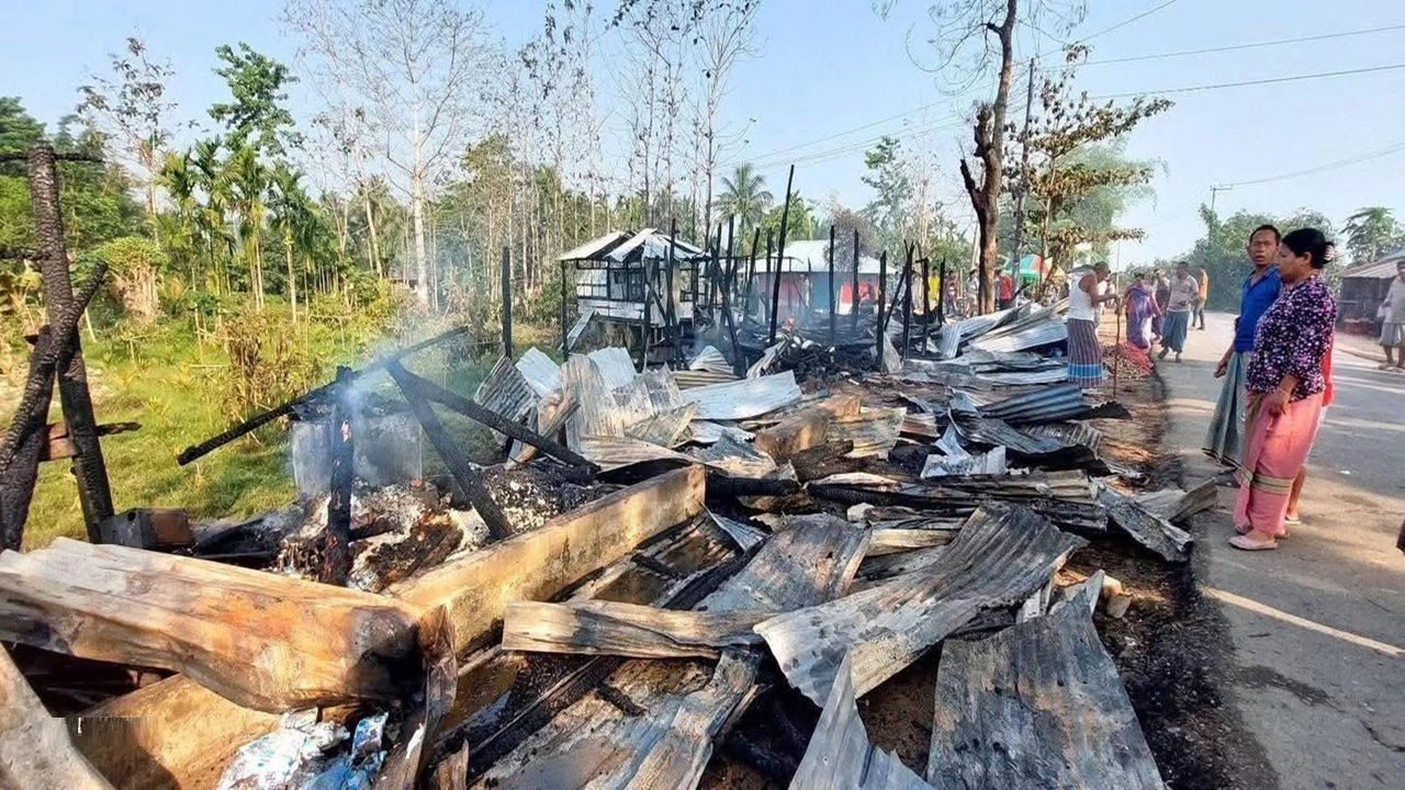 আগুনে পুড়ে যাওয়া দোকান