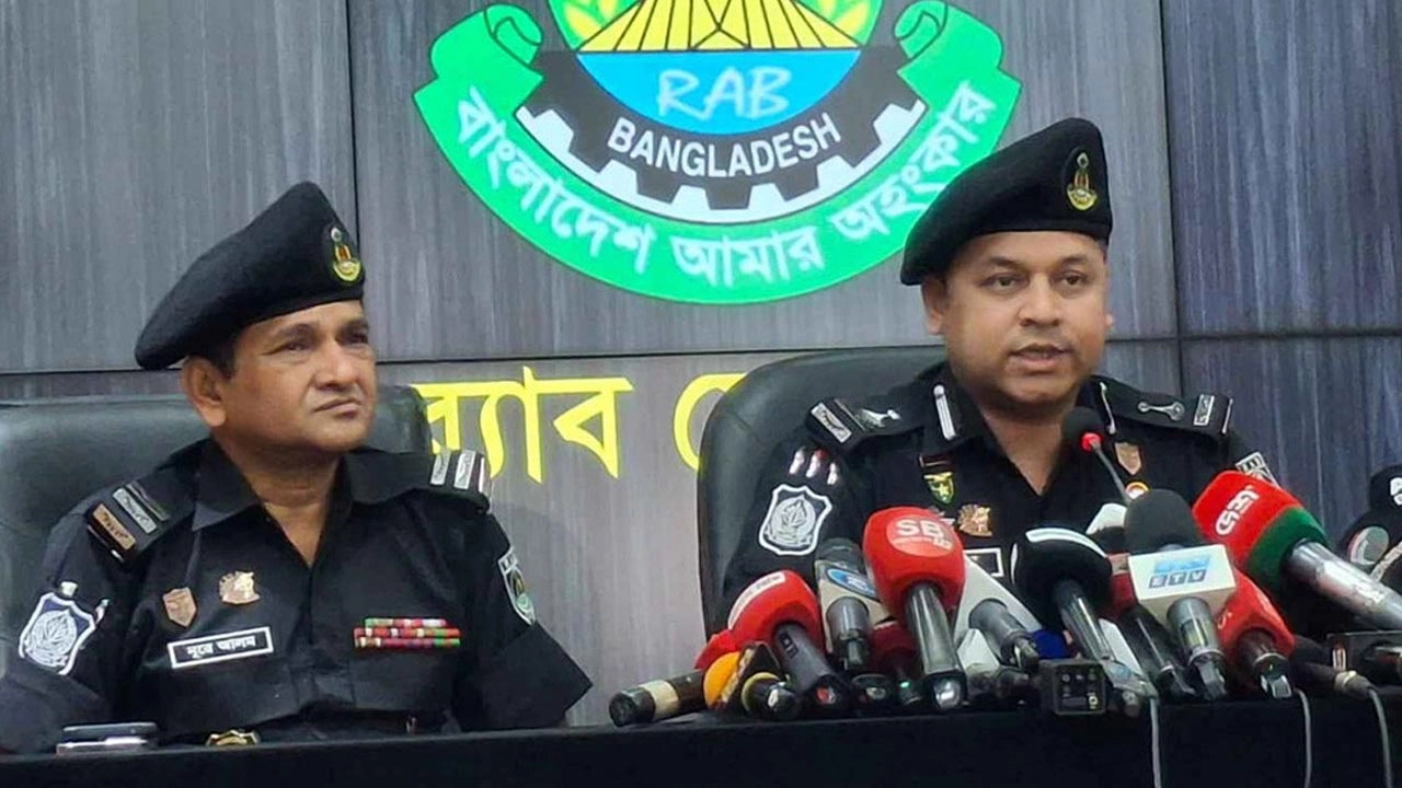 সংবাদ সম্মেলনে কথা বলছেন র‍্যাবের লিগ্যাল অ্যান্ড মিডিয়া উইংয়ের পরিচালক উইং কমান্ডার এম জেড এম ইন্তেখাব চৌধুরী।