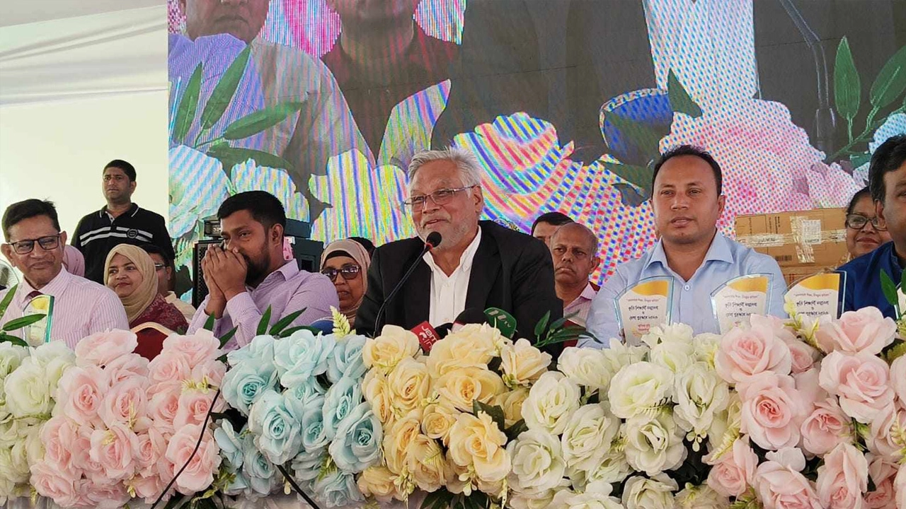 কেরানীগঞ্জে আয়োজিত ‘মানসম্মত শিক্ষা, উজ্জ্বল ভবিষ্যৎ, কৃতি শিক্ষার্থী সম্মাননা ও মেধা পুরস্কার’ অনুষ্ঠানে প্রধান অতিথিতে আমানউল্লাহ আমান