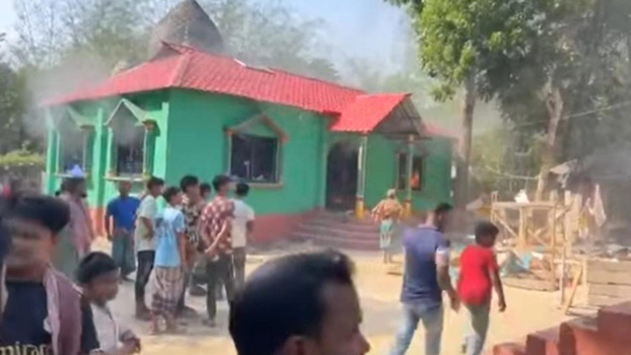 দৌলতপুরে পবিত্র কোরআন অবমাননার অভিযোগে শামীম জাহাঙ্গীর নামে এক কথিত পীরকে কুপিয়ে হত্যা করা হয়েছে।