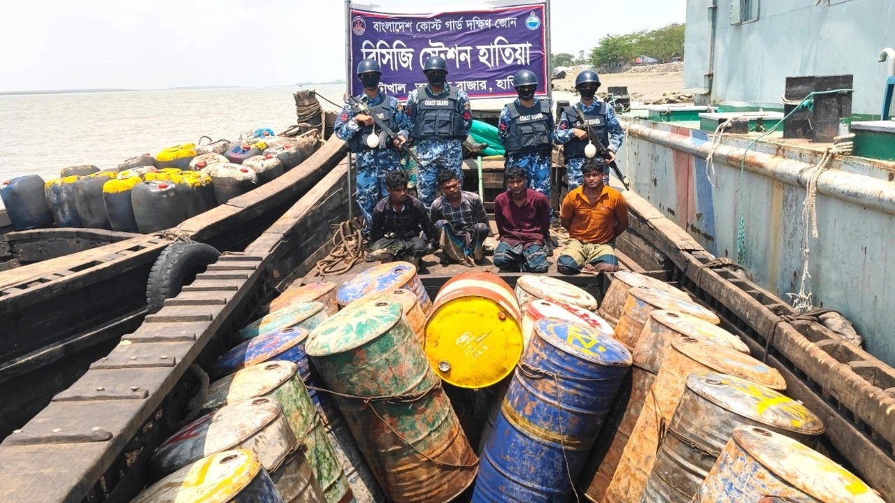 হাতিয়ায় প্রায় ৮ লক্ষ টাকা মূল্যের ৬ হাজার ৮১৫ লিটার অবৈধ জ্বালানি তেলসহ ৪ জনকে আটক