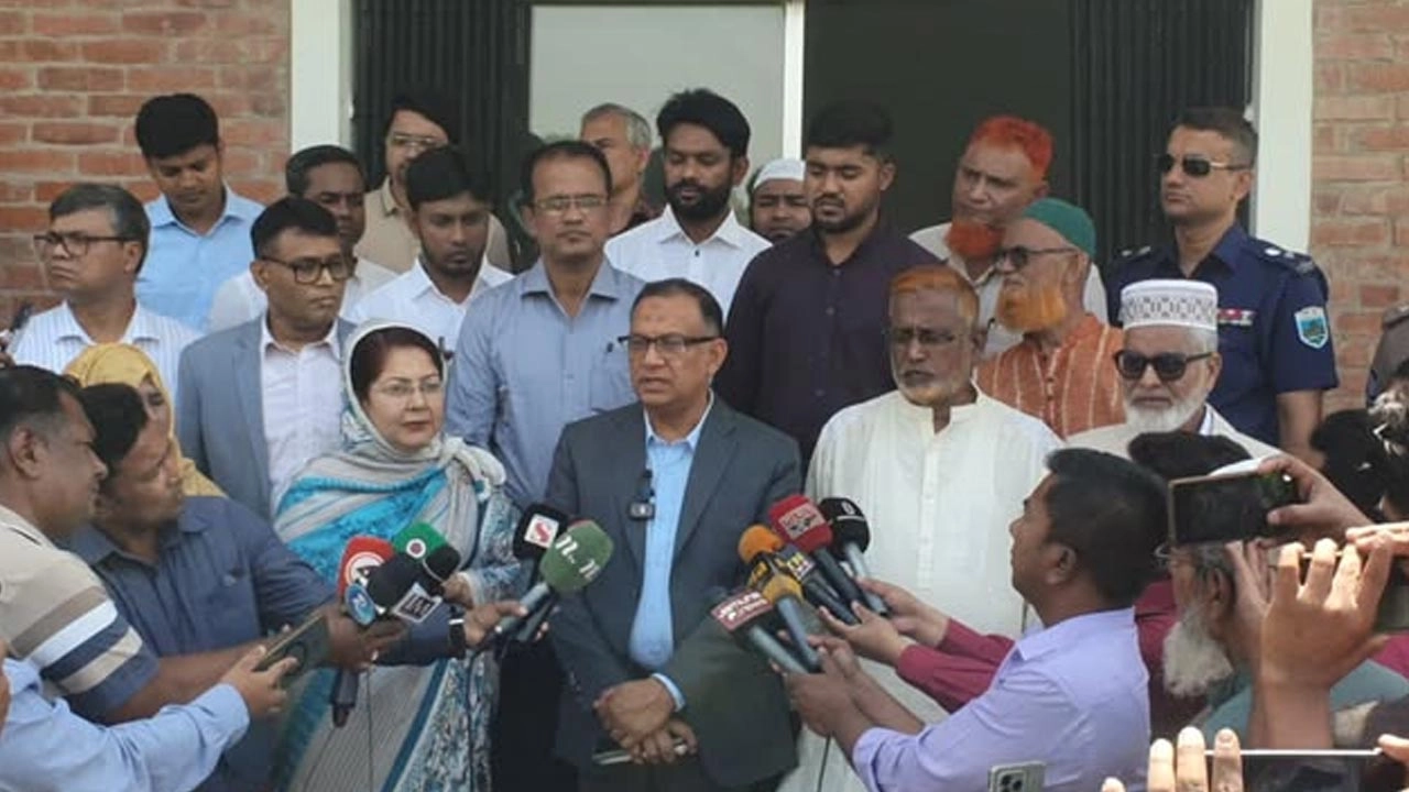 বক্তব্য দিচ্ছেন বস্ত্র ও পাট মন্ত্রণালয়ের প্রতিমন্ত্রী মো. শরীফুল আলম।