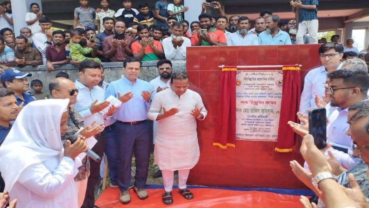 মেহেন্দিগঞ্জে নদী ভাঙন প্রতিরোধ প্রকল্প উদ্বোধন করলেন নৌপরিবহন প্রতিমন্ত্রী 