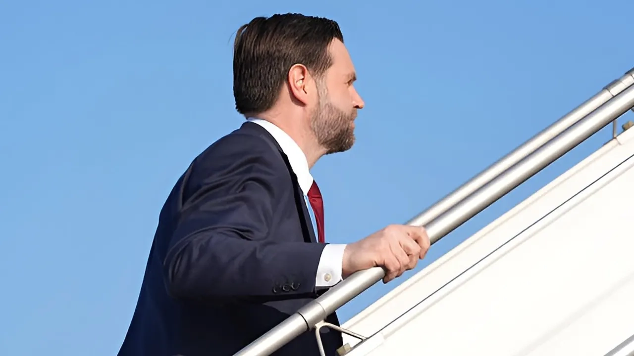 বিমানে চড়ার সময় মার্কিন ভাইস প্রেসিডেন্ট ডেডি ভ্যান্স ।। ছবি: সংগৃহীত