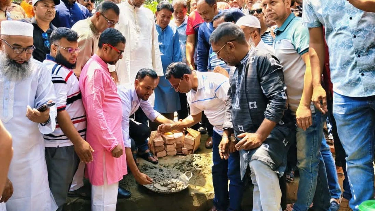 শহীদ হারুনের পরিবারের জন্য নতুন বাড়ি নির্মাণ কাজের উদ্বোধন করা হয়েছে।