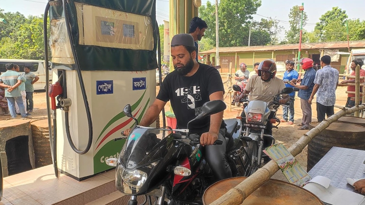 চাঁপাইনবাবগঞ্জে অ্যাপের মাধ্যমে মিলছে জ্বালানি তেল