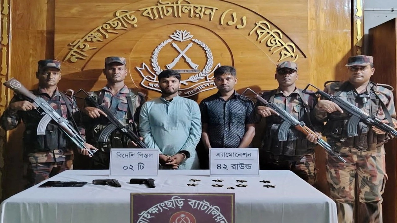 নাইক্ষ্যংছড়িতে বিশেষ অভিযান চালিয়ে ২টি পিস্তল ও ৪২ রাউন্ড তাজা গুলি উদ্ধার করেছে বর্ডার গার্ড বাংলাদেশ (বিজিবি)।