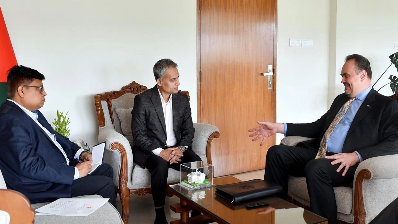 মন্ত্রী শেখ রবিউল আলমের সঙ্গে বাংলাদেশে নিযুক্ত মার্কিন রাষ্ট্রদূত ব্রেন্ট টি. ক্রিস্টেনসেন সাক্ষাৎ করেছেন।