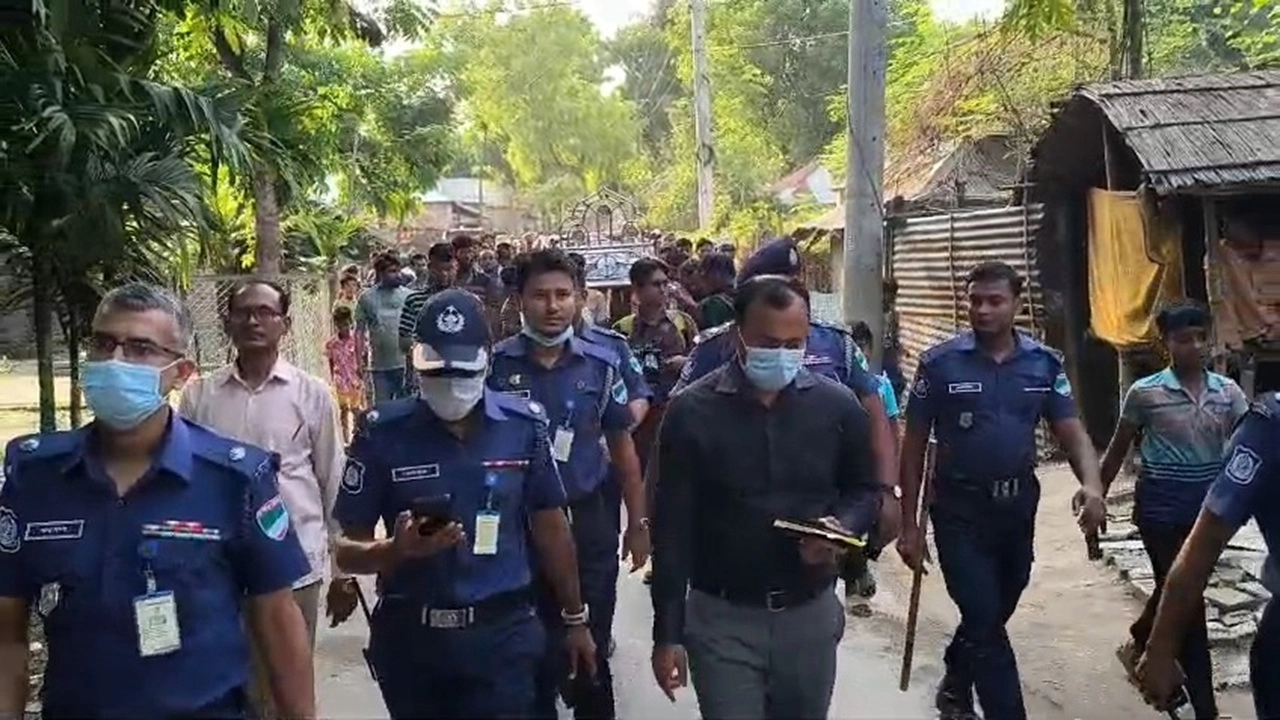 পুলিশ পাহারায় পীরের দাফন