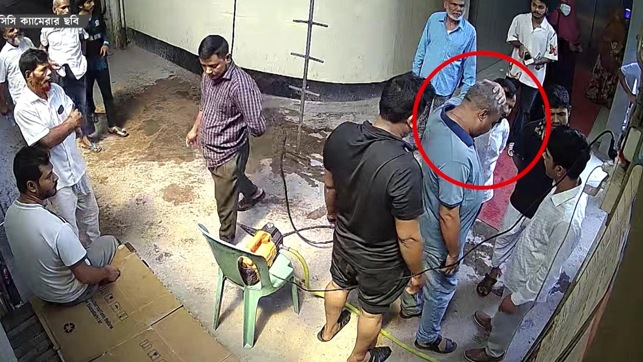 সিকেডি ইউরোলজি হাসপাতালে দলবল নিয়ে হাজির হন মঈন উদ্দিন নামের ওই ব্যক্তি। ছবি: সিসিটিভি ফুটেজ থেকে নেয়া।