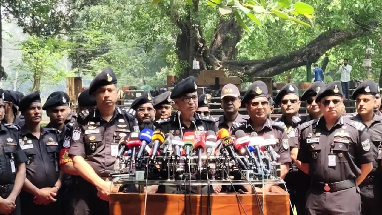 সংবাদ সম্মেলনে এ কথা বলছেন র‍্যাবের মহাপরিচালক মো. আহসান হাবীব পলাশ।