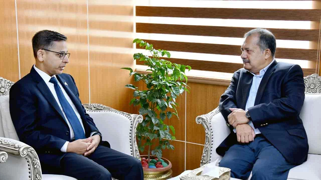 তথ্যমন্ত্রী জহির উদ্দিন স্বপনের সঙ্গে সাক্ষাৎ করেছেন বাংলাদেশে নিযুক্ত ভারতের হাইকমিশনার প্রণয় ভার্মা