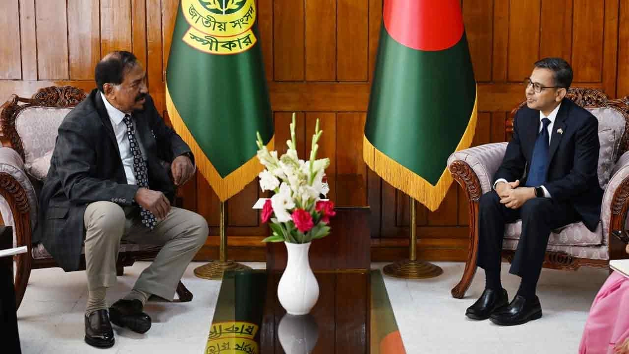 স্পিকার হাফিজ উদ্দিন আহমদ, বীর বিক্রম এর সঙ্গে ঢাকায় নিযুক্ত ভারতের বিদায়ী হাইকমিশনার প্রণয় ভার্মা সৌজন্য সাক্ষাৎ করেন।