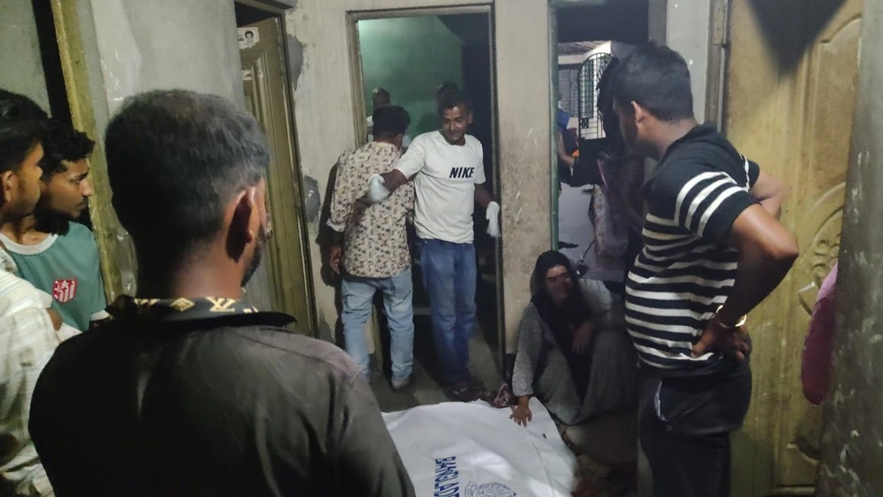 গৃহবধূ মাহমুদার লাশ
