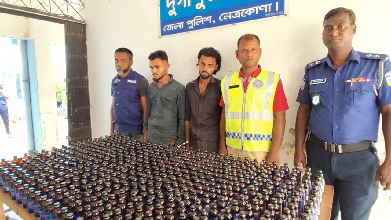 দুর্গাপুরে পুলিশের অভিযানে ৪ বস্তা ফেন্সিডিলসদৃশ মাদকসহ গ্রেপ্তার ২