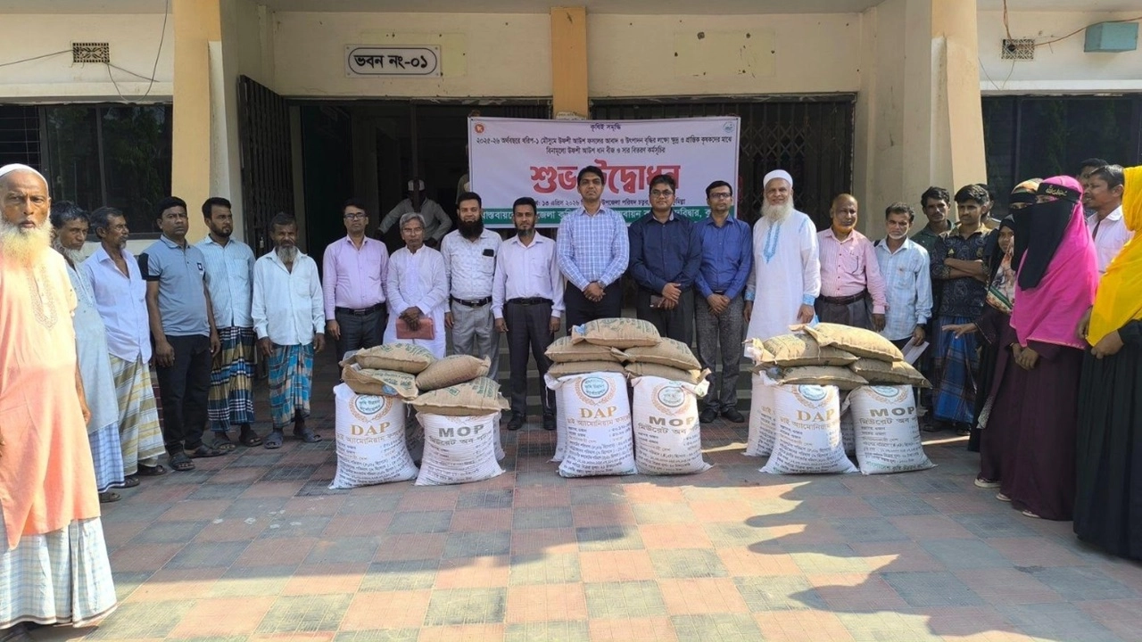 দেবীদ্বারে আউশ প্রণোদনা কর্মসূচির উদ্বোধনকালে অনুষ্ঠানের প্রধান অতিথি উপজেলা পরিষদের প্রশাসক ও উপজেলা নির্বাহী কর্মকর্তা রাকিবুল ইসলাম বক্তব‍্য রাখছেন এবং কৃষকদের মাঝে প্রনোদনা বিতরণ করছেন।