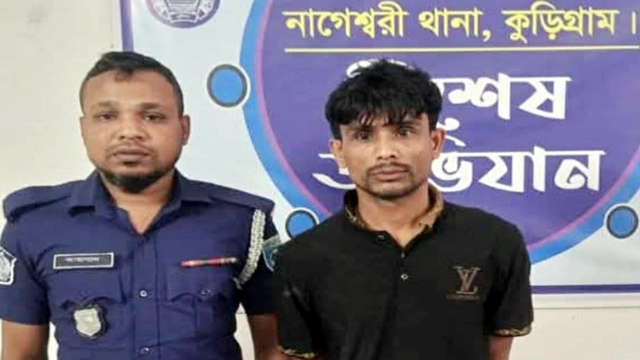 কুড়িগ্রামে ফিলিং স্টেশনে তেল নিতে গিয়ে পুলিশের হাতে গ্রেপ্তার হয়েছেন একাধিক মামলার আসামি রবিউল ইসলাম রনি।