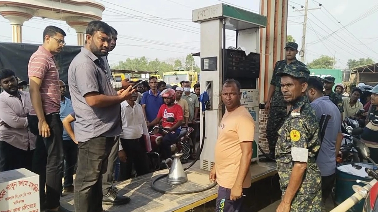 মানিকগঞ্জে জ্বালানি তেলের পরিমাপে কারচুপি, ফিলিং স্টেশনকে ৫০ হাজার টাকা জরিমানা