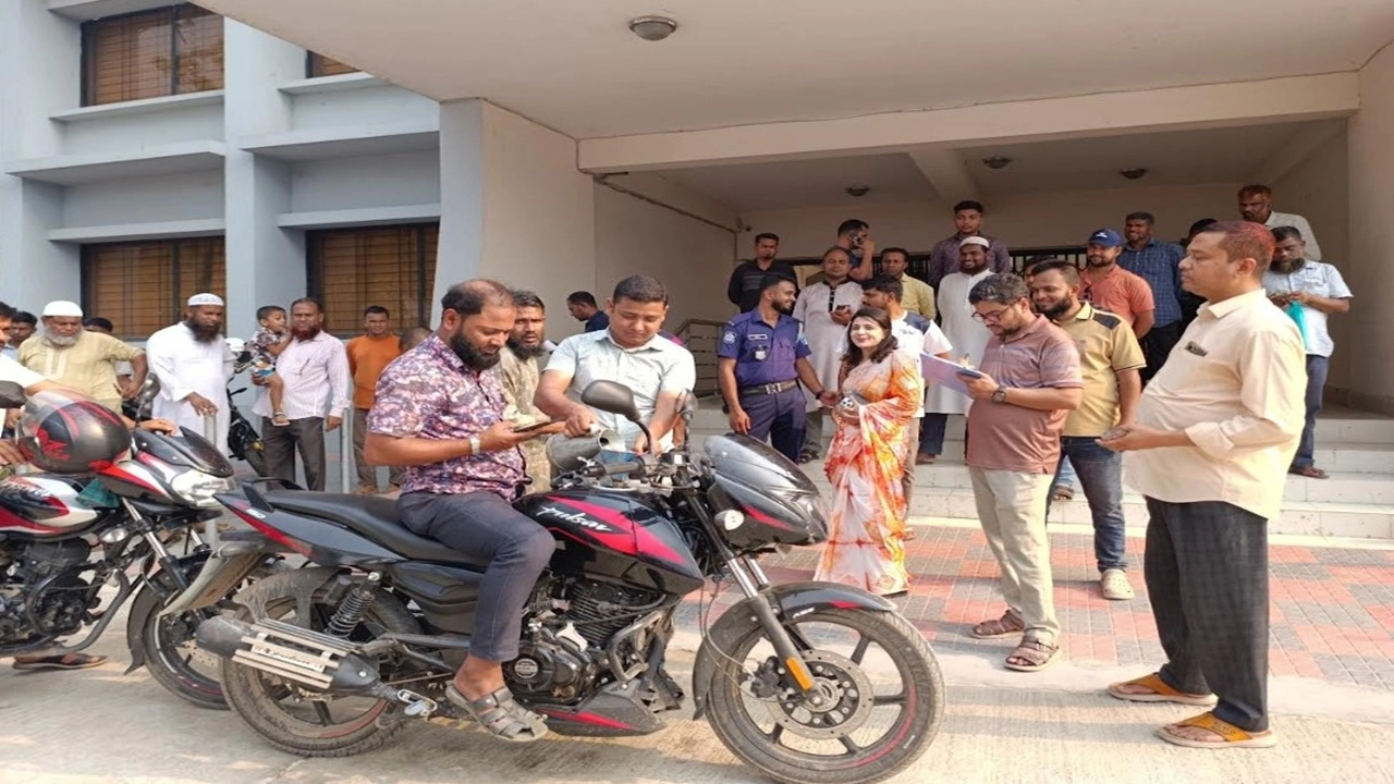 তাড়াইলে অবৈধ পেট্রোল জব্দ