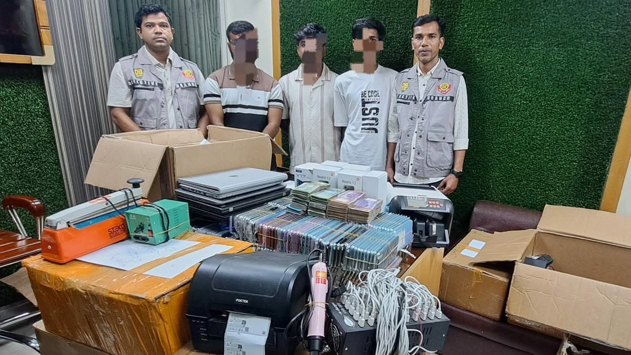 রাজধানীতে মোবাইল চোরাচালান চক্রের ৩ সদস্য গ্রেফতার 