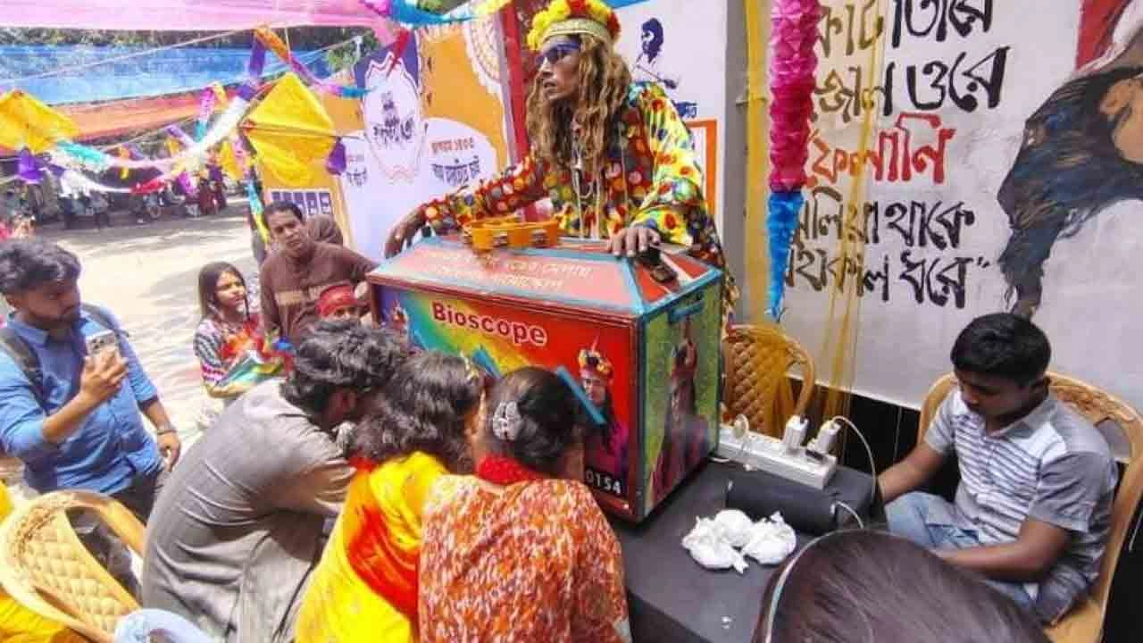 ডাকসু ভবনের সামনে বায়োস্কোপে জুলাই আন্দোলনের ছবি প্রদর্শন