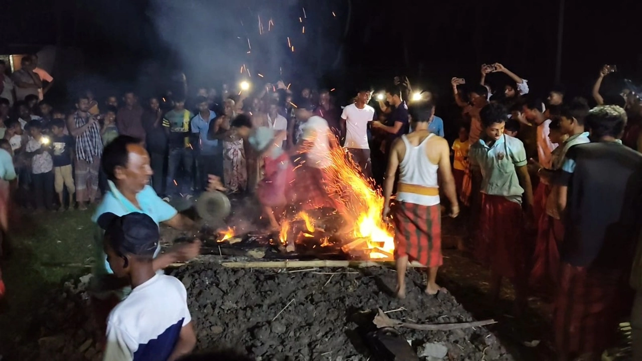 জ্বলন্ত অগ্নিপথে খালি পায়ে হাটছেন সন্ন্যাসীরা