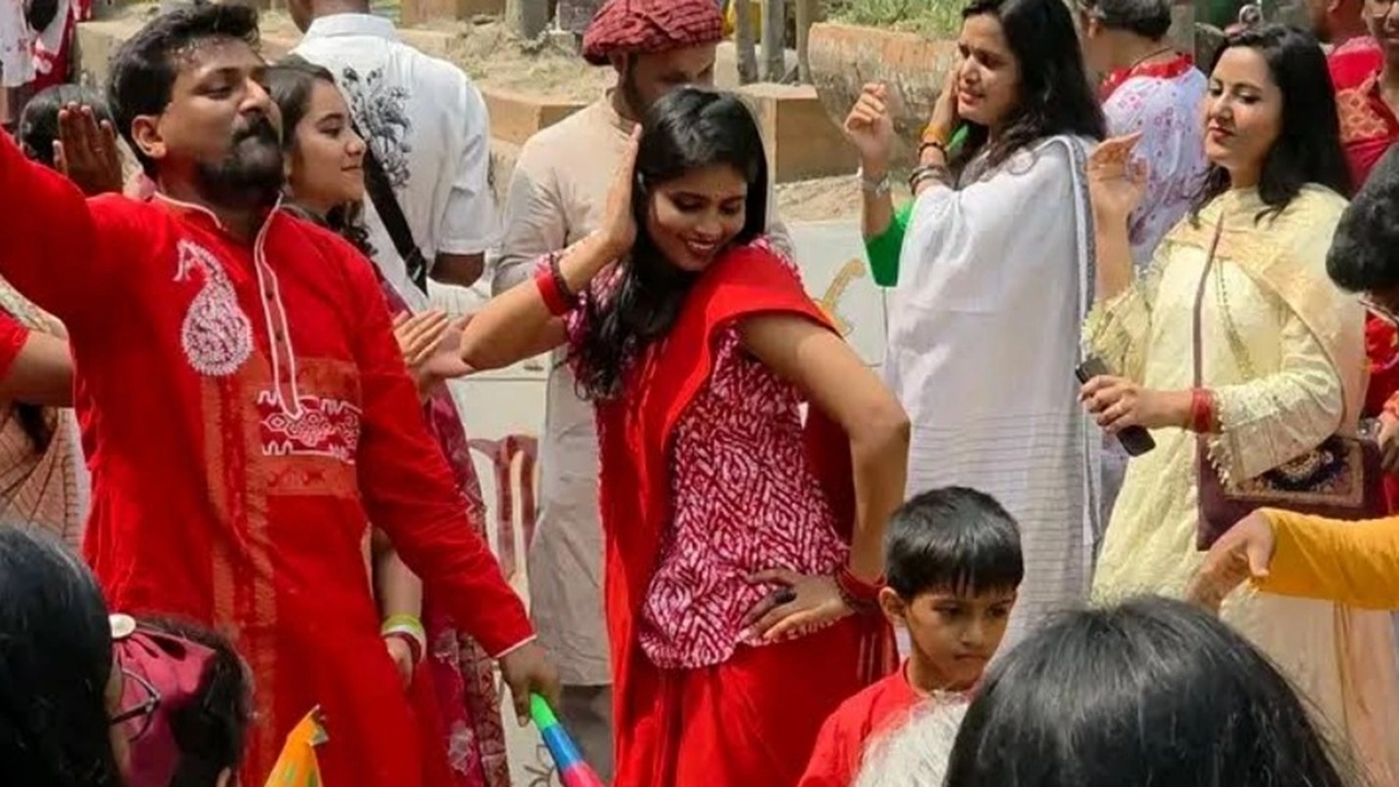 ঢাক-ঢোলের তালে, নাচ-গান ও বর্ণাঢ্য শোভাযাত্রার মধ্য দিয়ে আনন্দঘন পরিবেশে বাংলা নববর্ষকে বরণ করেছে নারায়ণগঞ্জবাসী।