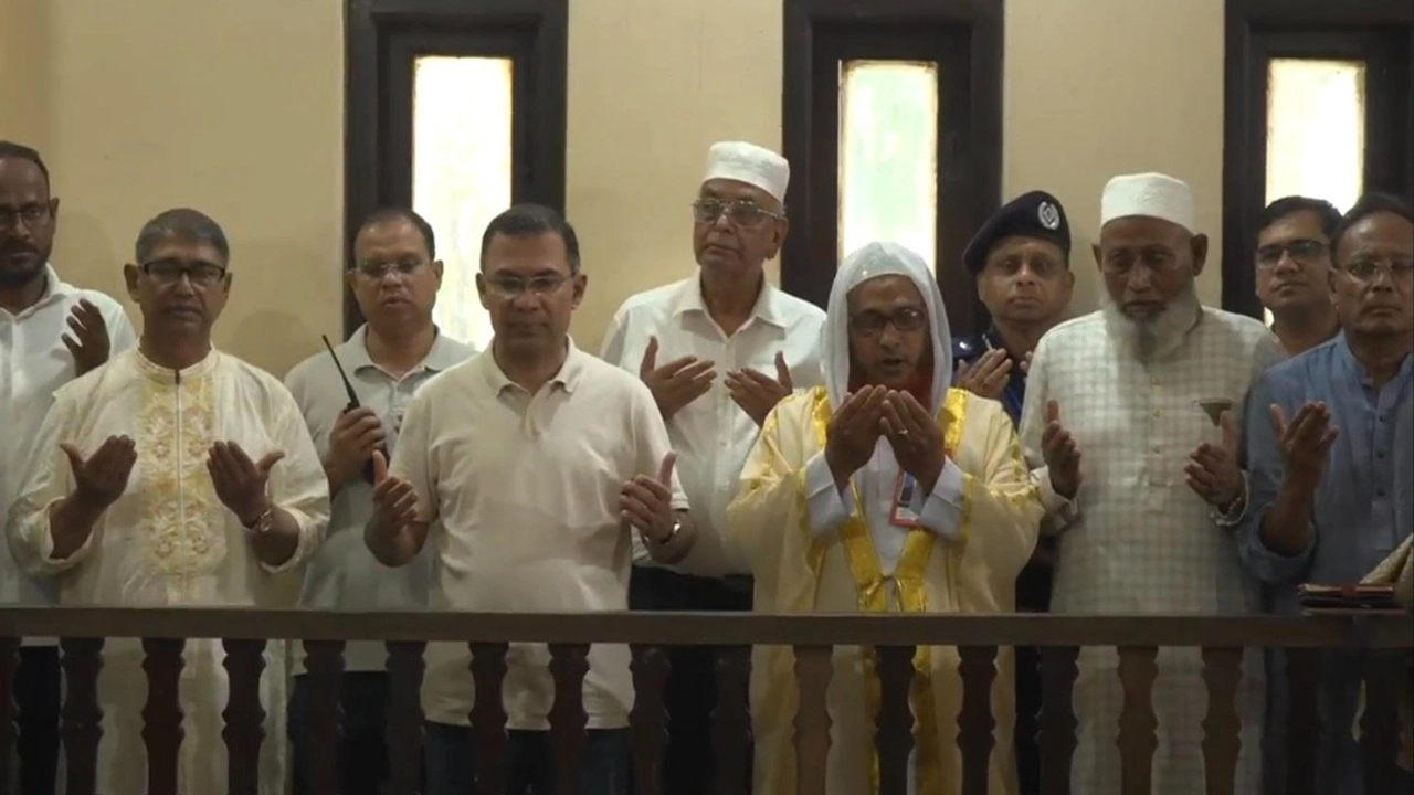 মওলানা আব্দুল হামিদ খান ভাসানীর মাজার জিয়ারত করেছেন প্রধানমন্ত্রী তারেক রহমান।