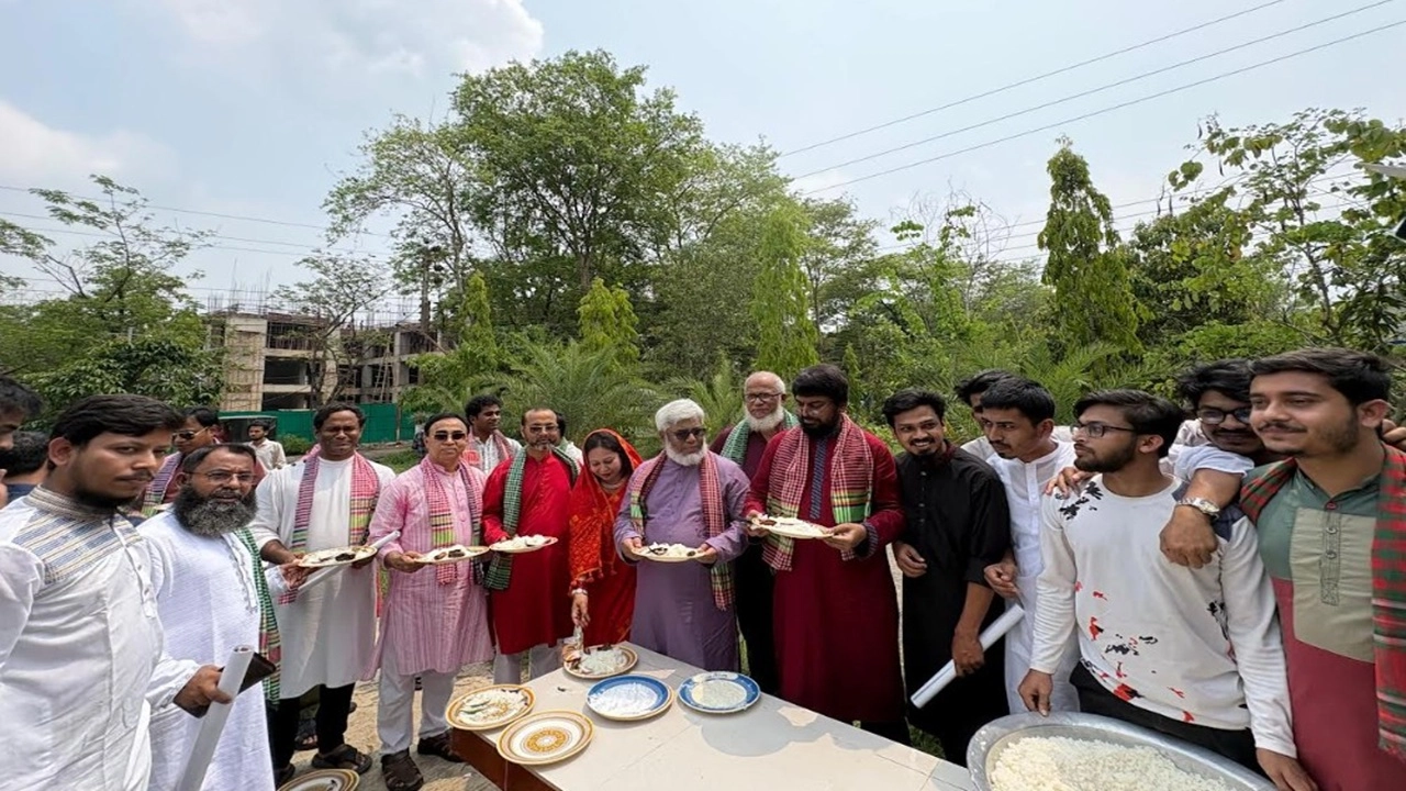 ছাত্রদল নেতার উদ্যোগে পান্তা-ইলিশ আয়োজন 