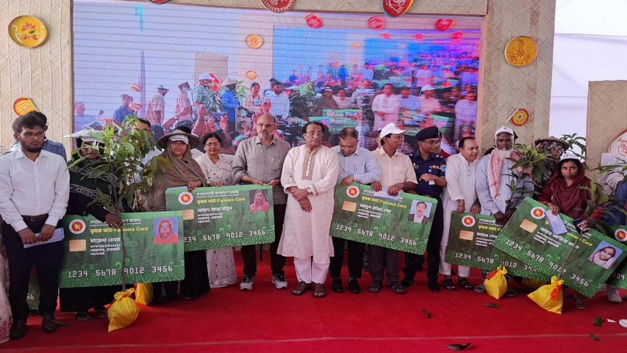 রাজবাড়ীতে কৃষক কার্ড বিতরণ কার্যক্রমের উদ্বোধন