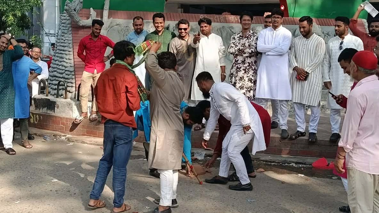 জবিতে ছাত্রদলের আয়োজনে ঐতিহ্যবাহী হাড়িভাঙা খেলা