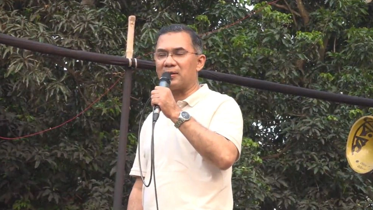 মওলানা আব্দুল হামিদ খান ভাসানীর কবর জিয়ারত শেষে প্রধানমন্ত্রী তারেক রহমান ।। ছবি: সংগৃহীত