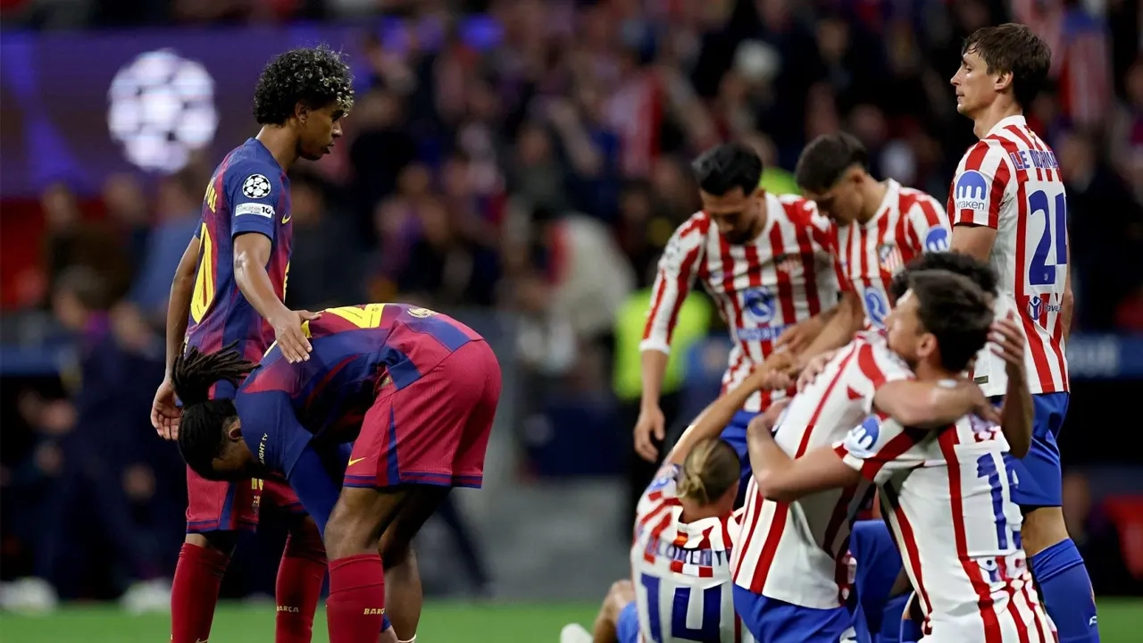 শেষ বাঁশি বাজার পর অ্যাথলেটিকো মাদ্রিদের ফুটবলারদের উদযাপন